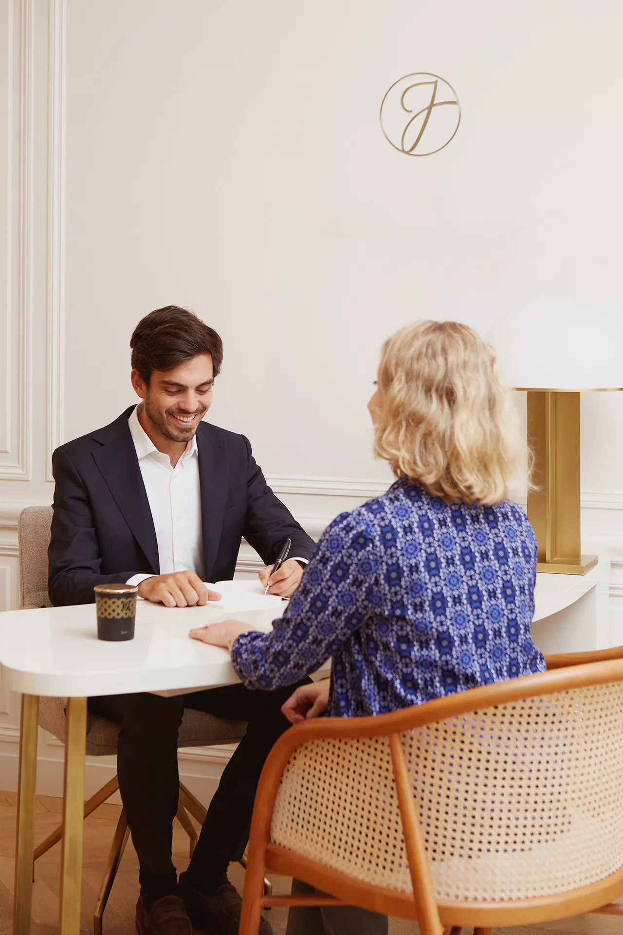 Une client Junot et un consultant échangeant sur un projet immobilier