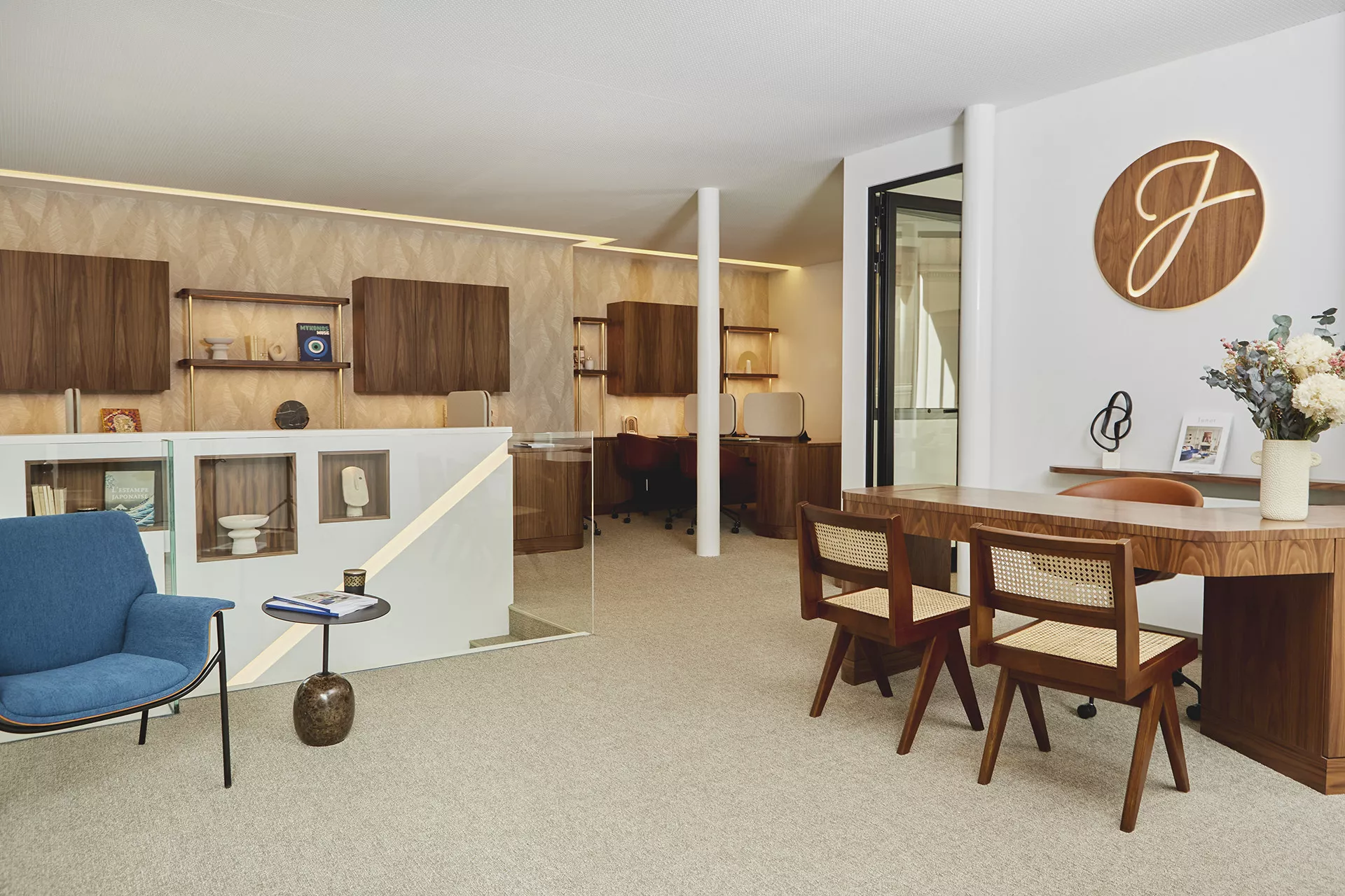 Photo of the interior of the luxury real estate agency Junot Saint-Georges in the 9th arrondissement of Paris