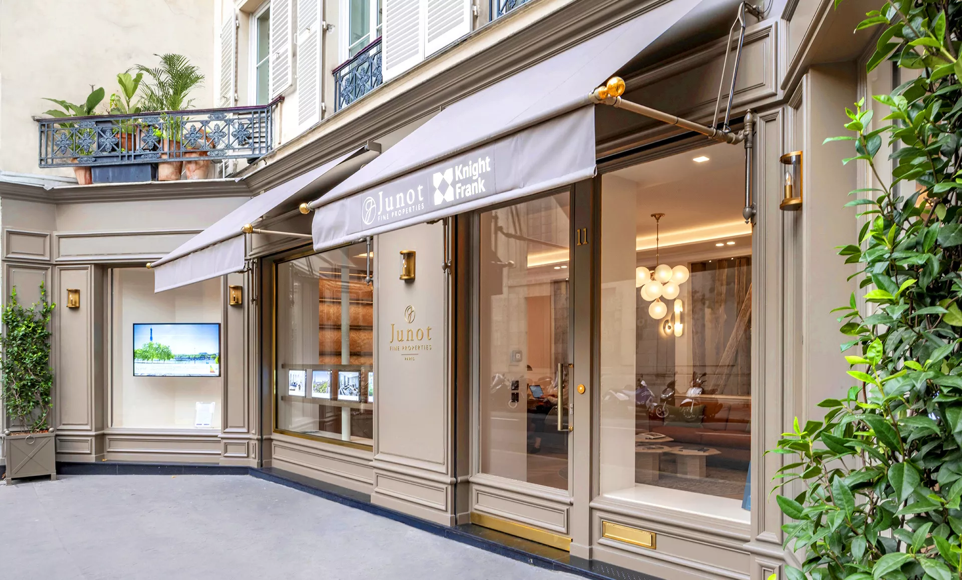Exterior photo of the ultra-luxury real estate agency Junot Fine Properties | Knight Frank in the 6<sup>th</sup> arrondissement of Paris
