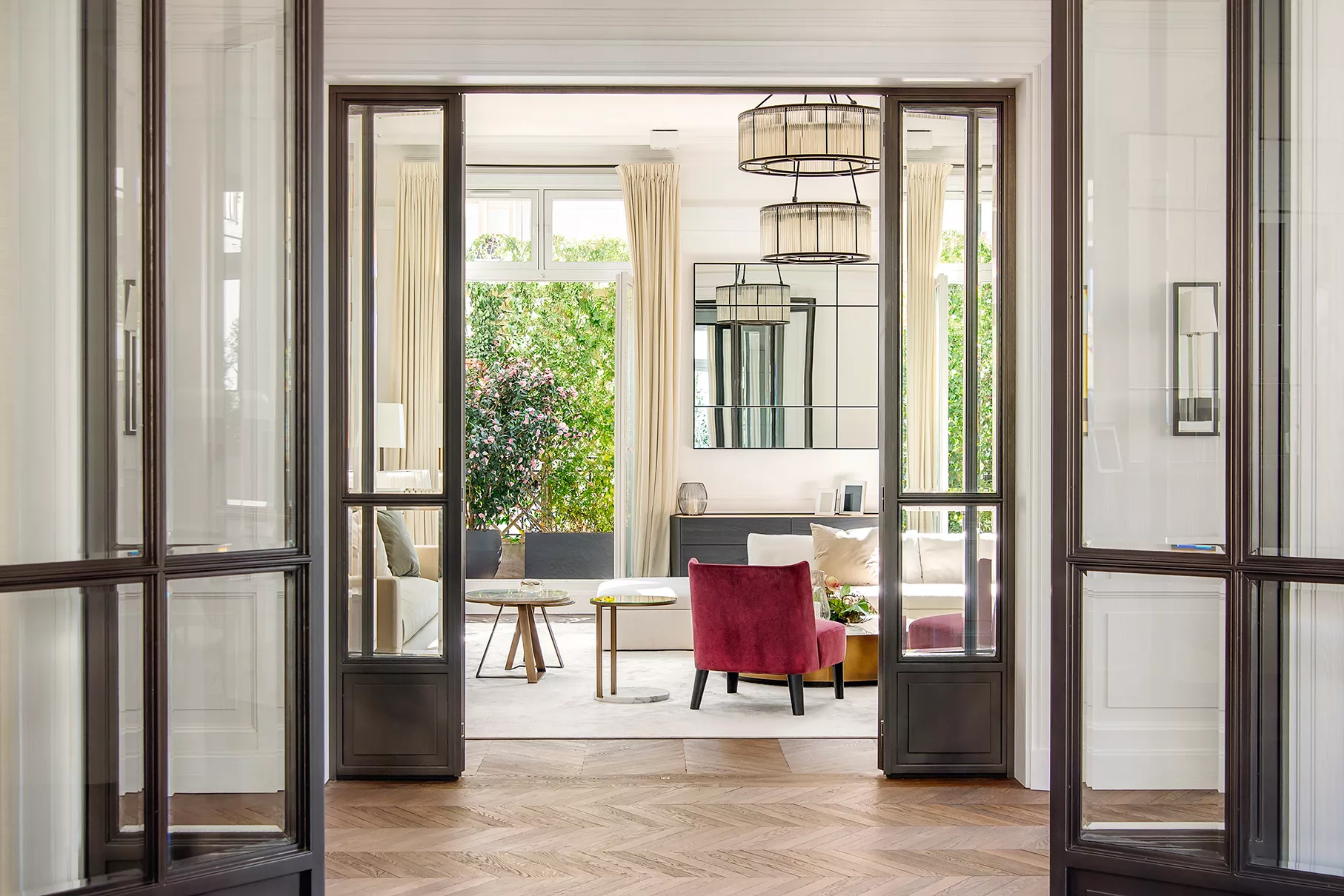 Salon ultra-luxe d'un appartement luxueux à Paris en vente par Junot Fine Properties