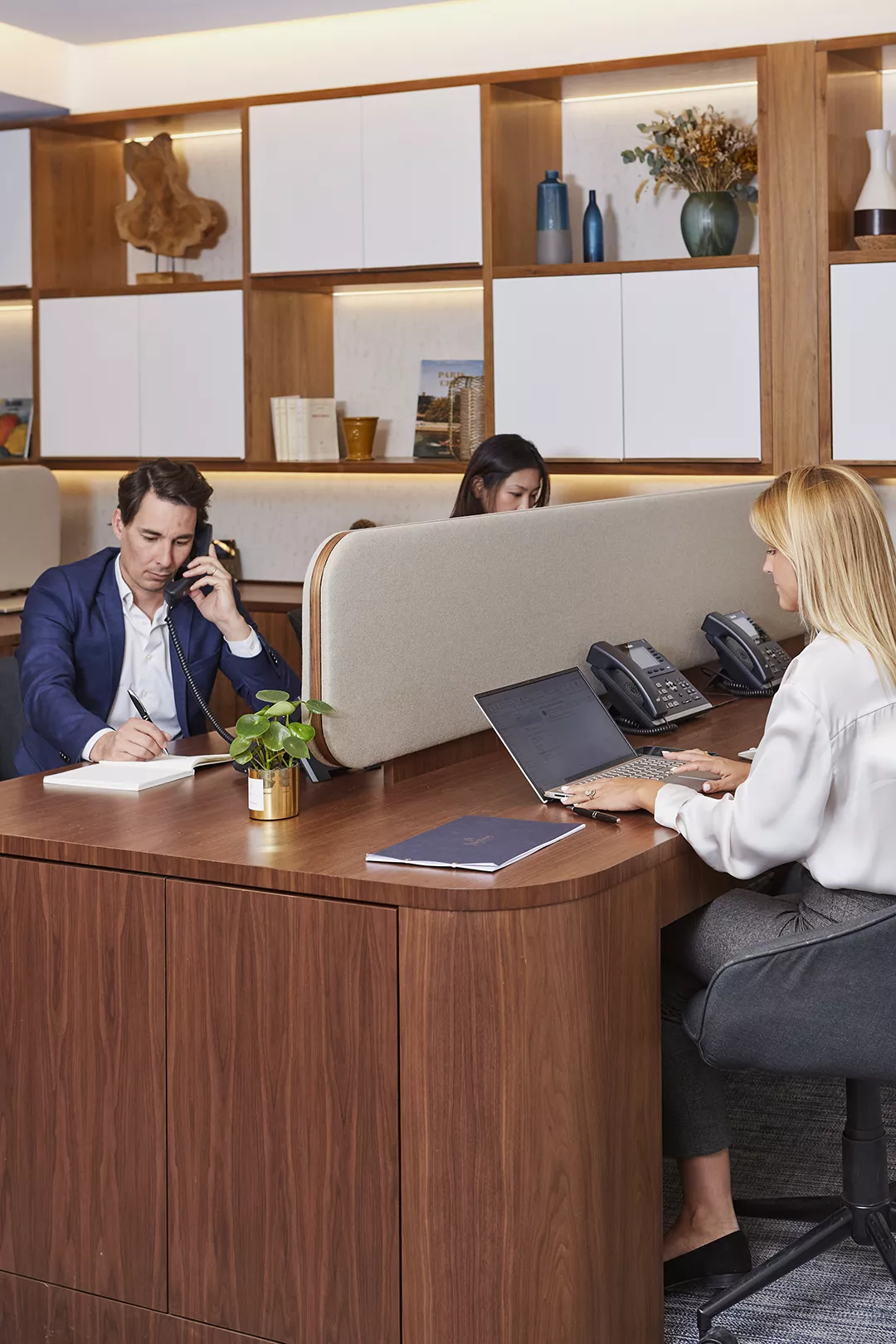 Junot Location & Gestion consultants work in the Junot Location & Gestion agency in the 18th arrondissement of Paris