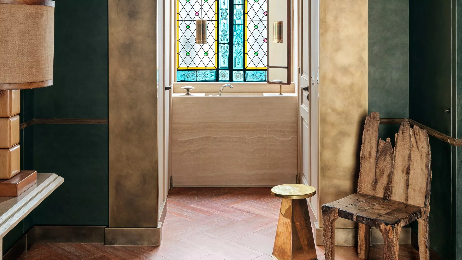 Photo of the bathroom of a Haussmannian apartment renovated by Hugo Toro