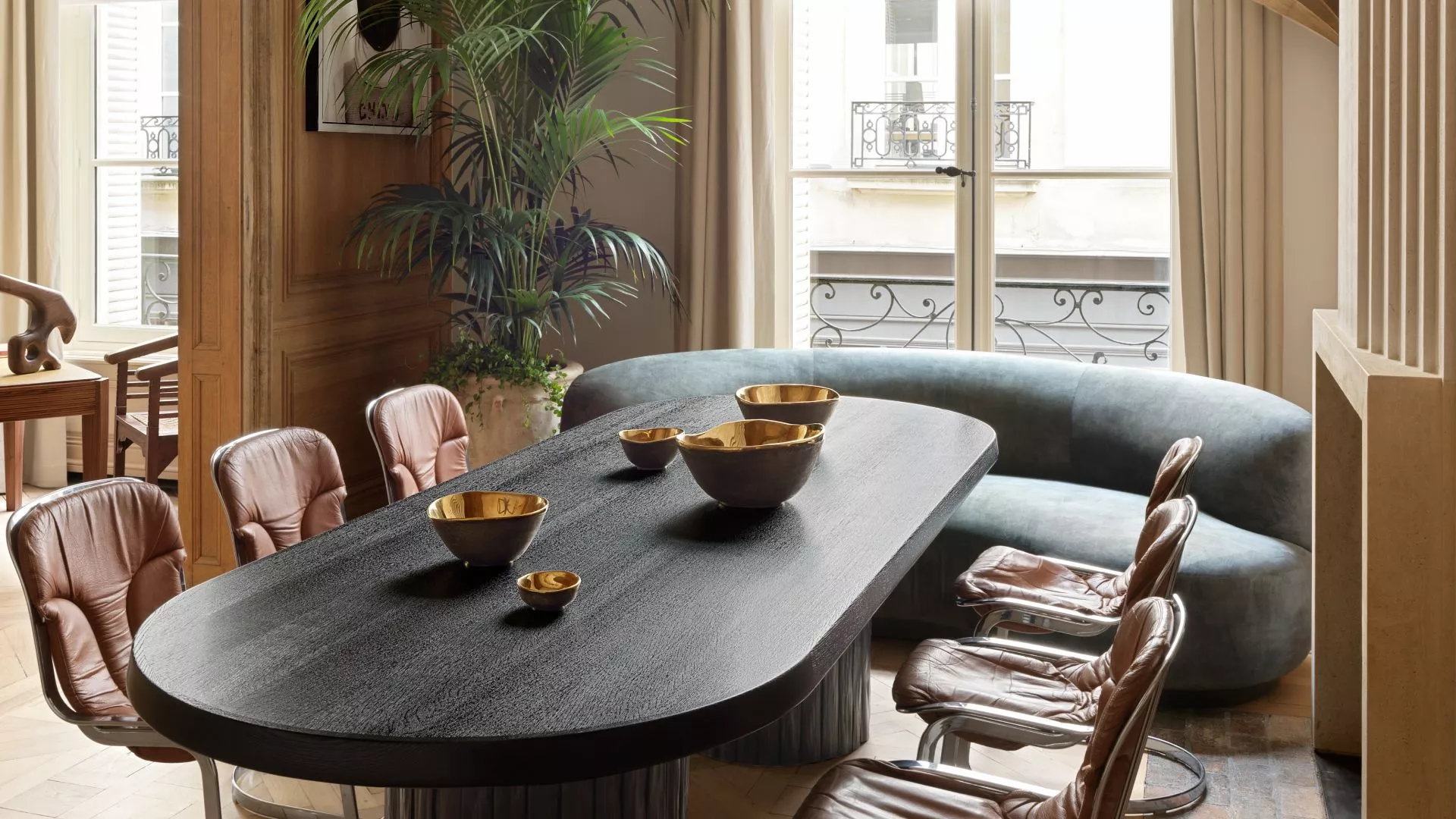 Photo de la salle à manger d'un appartement haussmannien rénové par Hugo Toro