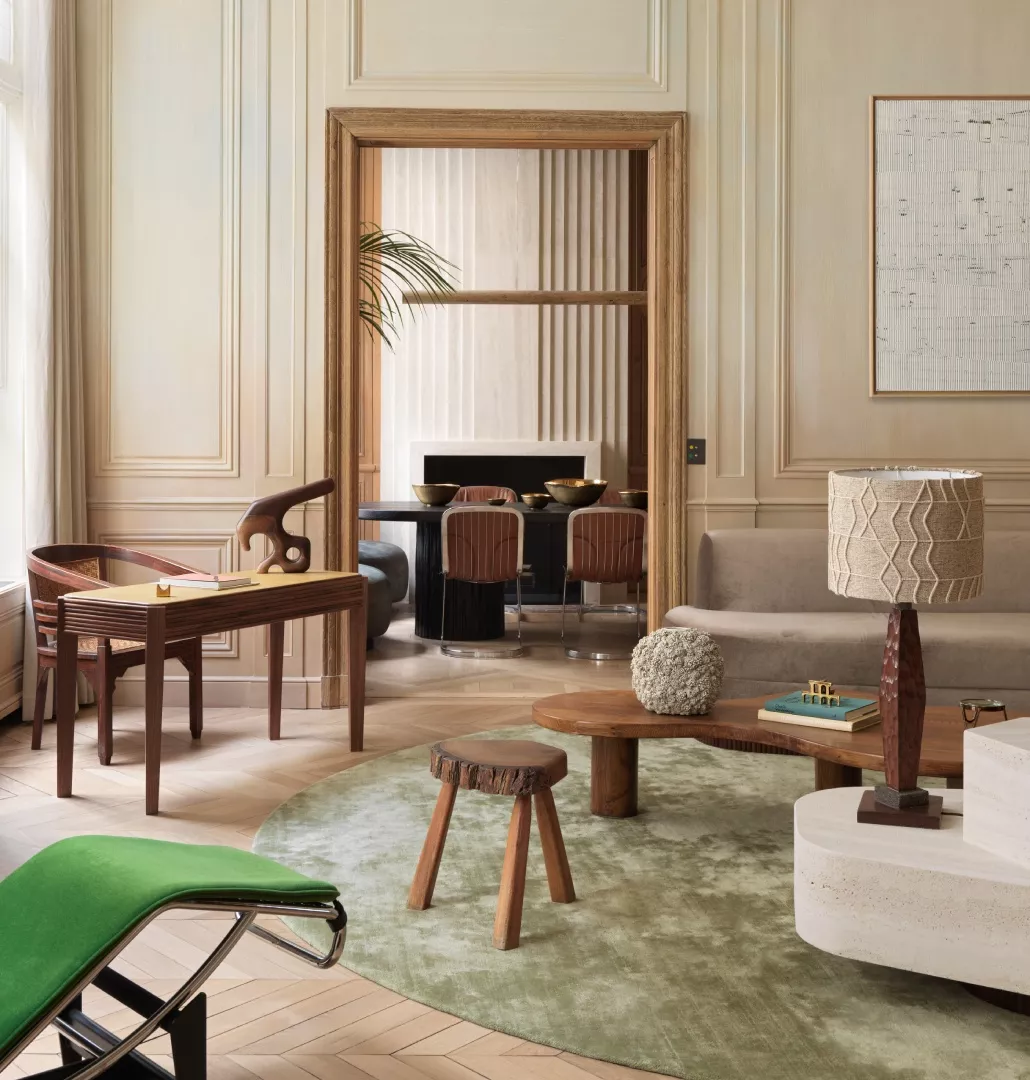 Photo of the living room of a Haussmannian apartment renovated by Hugo Toro