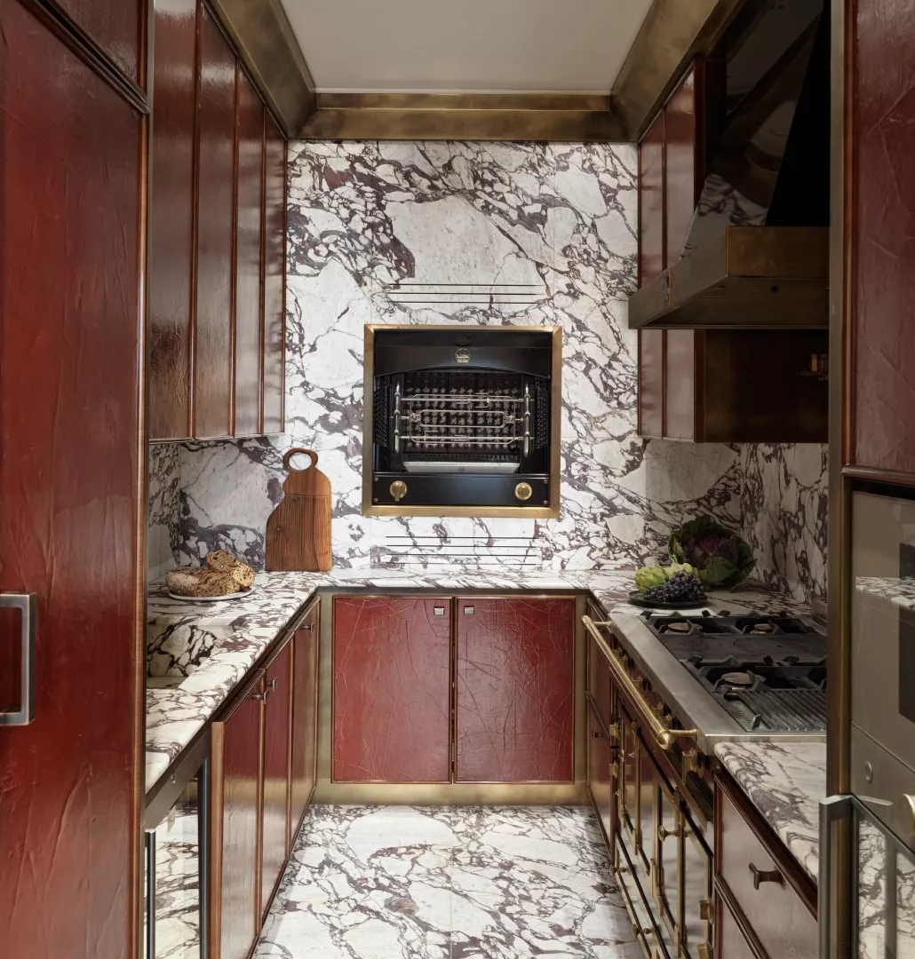 Photo of the bathroom of a Haussmannian apartment renovated by Hugo Toro