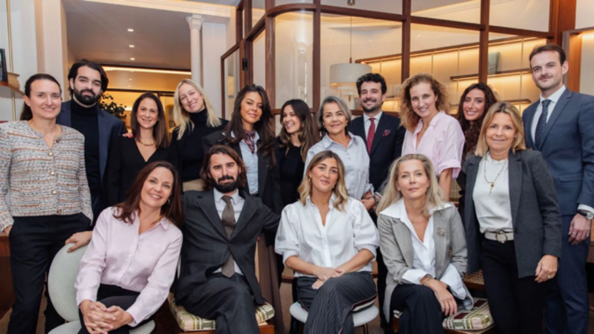 Equipe de consultantes Junot souriant à l'objectif