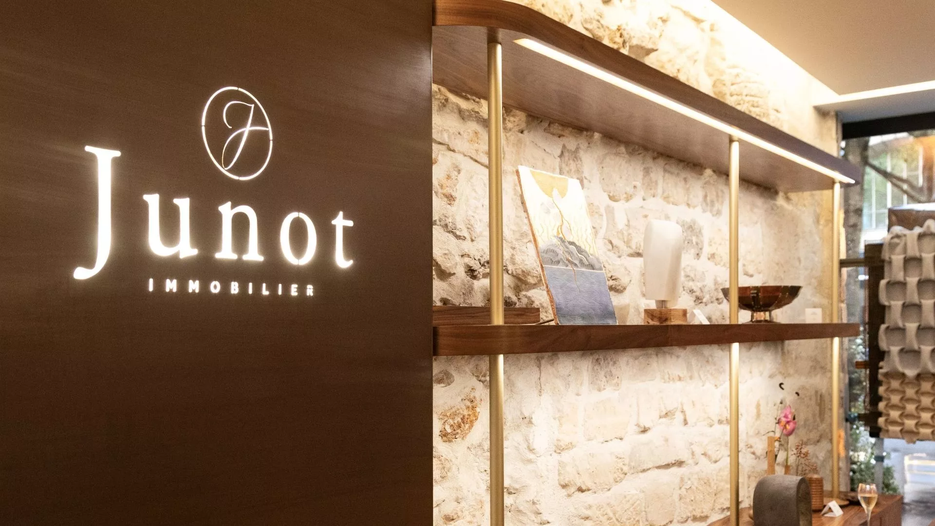 Equipe Junot dans un jardin lors d'une soirée organisée par le groupe immobilier Junot