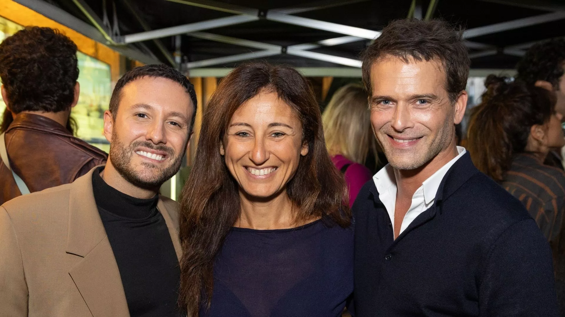 Consultant Junot en train de rire avec un client Junot