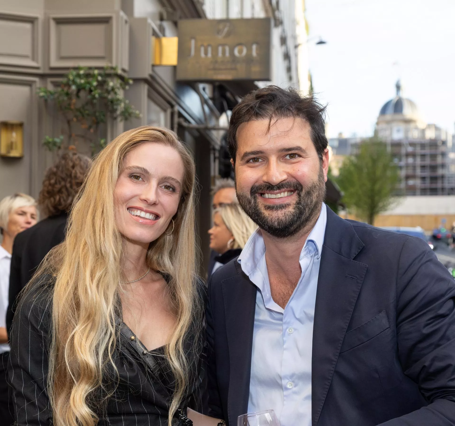 Deux agents immobiliers Junot qui sourient