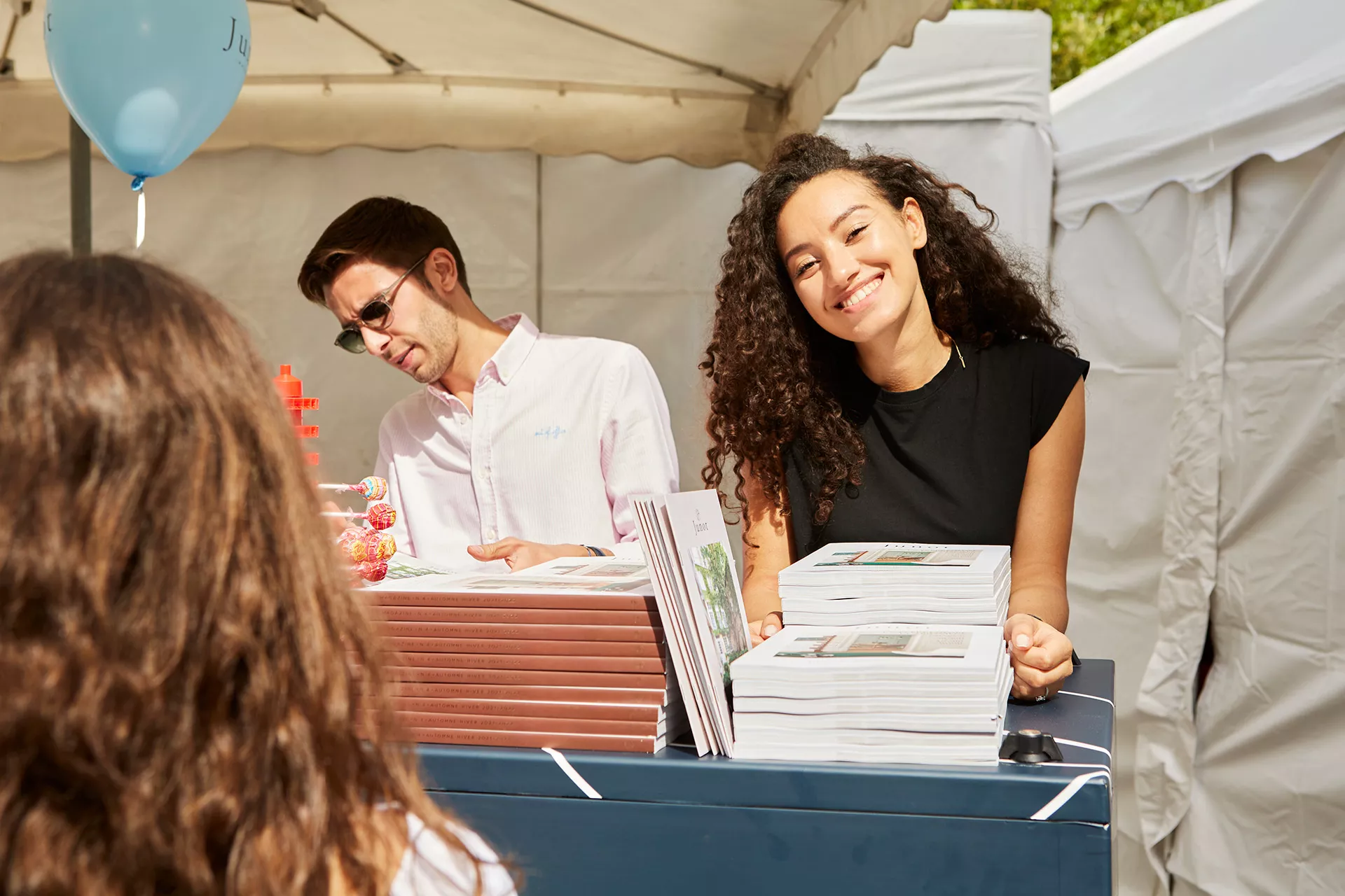 Constants Junot distribuant des magazines Junot