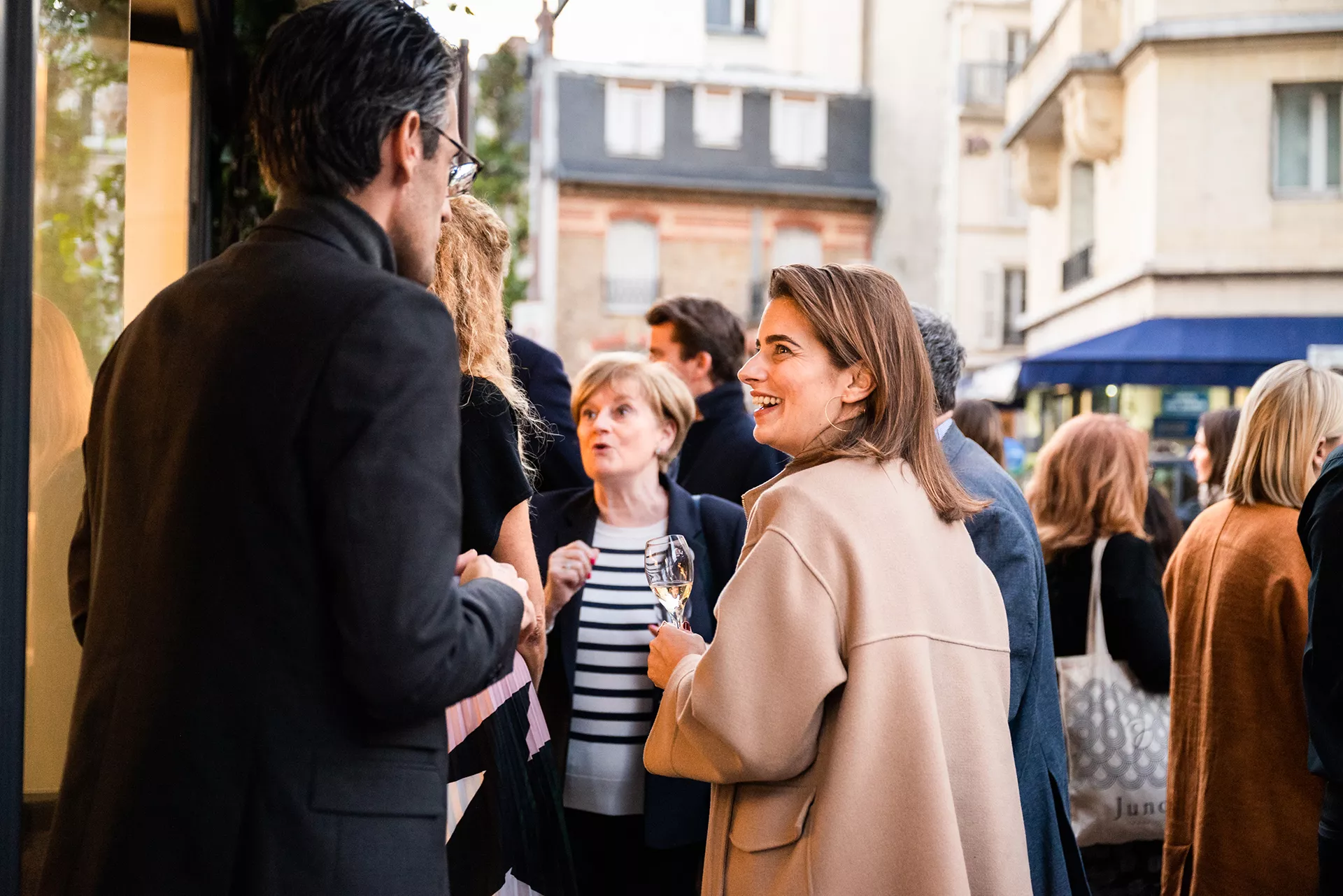 Consultants Junot lors d'une soirée Junot riant ensemble