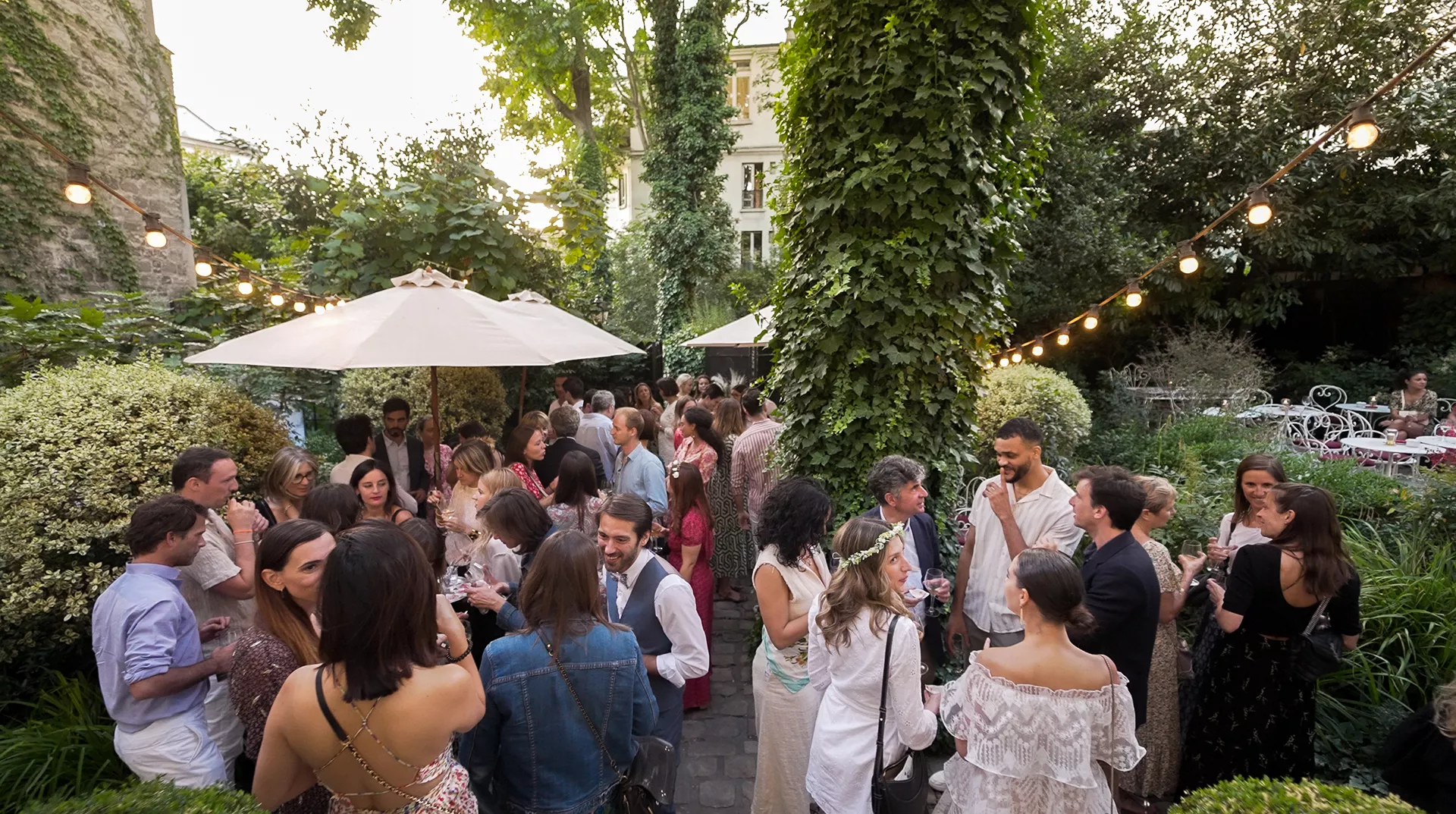 Equipe Junot lors d'une soirée dans un jardin d'un hôtel particulier de luxe