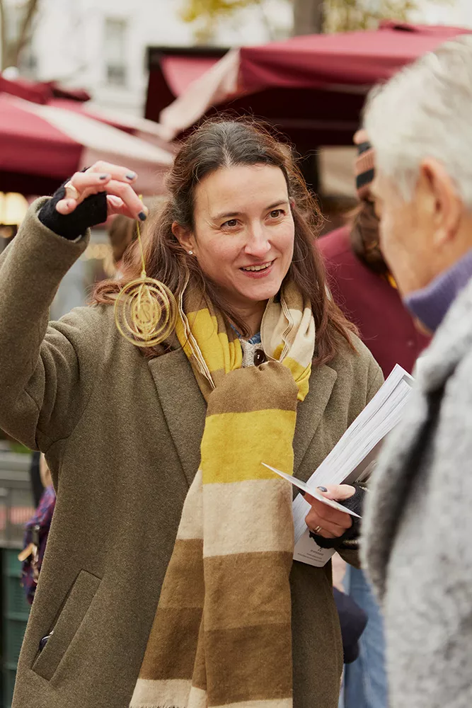 Consultante Junot discutant avec un client