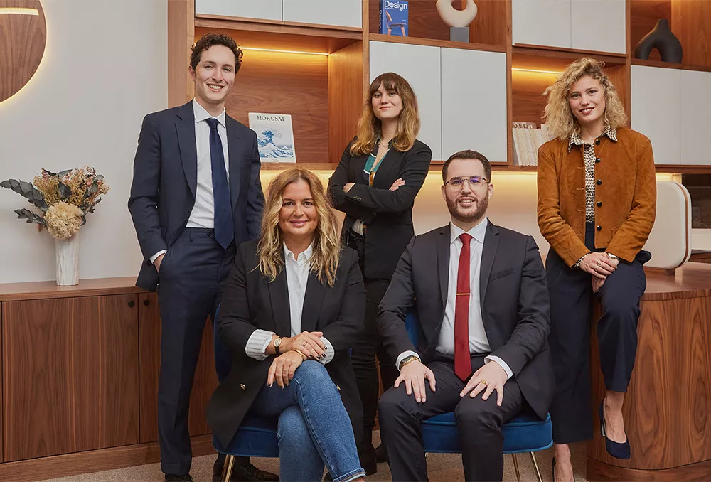 Equipe Junot dans une agence immobilière de luxe Junot