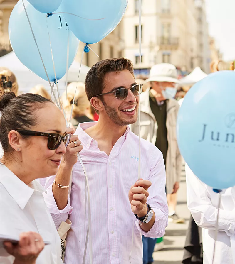 Consultants Junot en street marketing tenant un ballon à la main