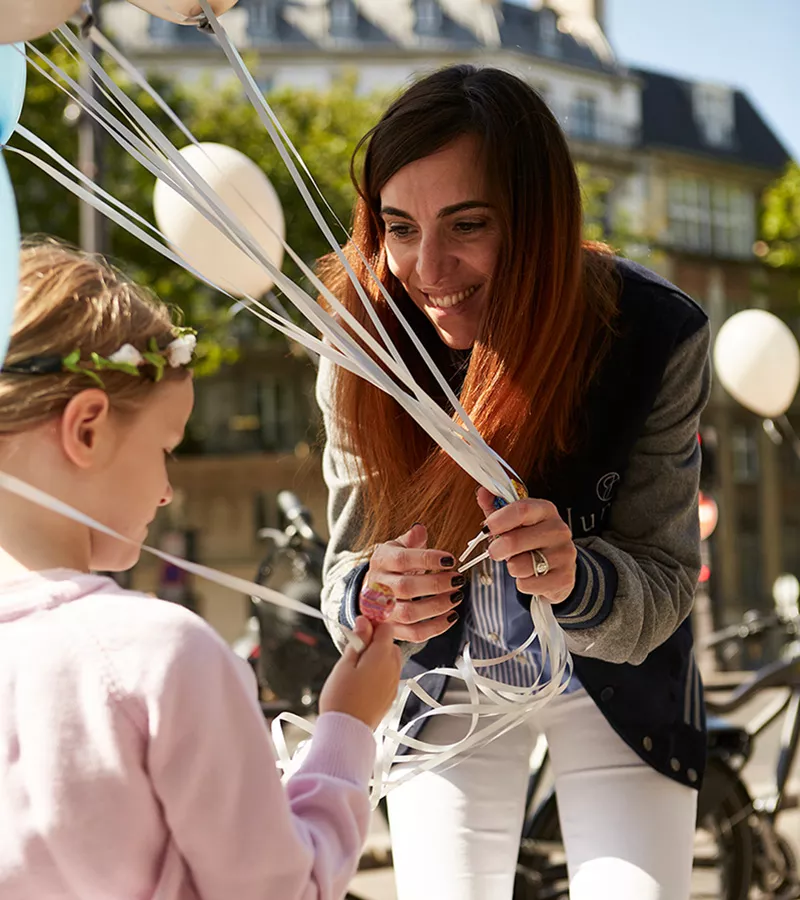 Une consultante Junot donnant un ballon à une petite fille