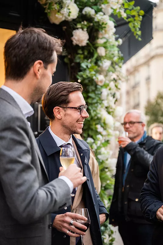 Consultants Junot en train de rire lors d'une soirée Junot en agence à Paris