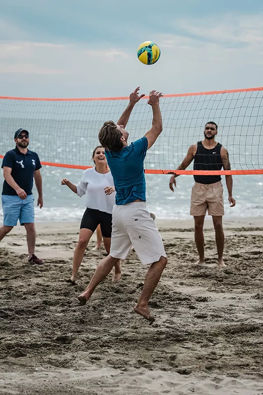 Equipe Junot lors d'un séminaire en train de jouer au volleyball
