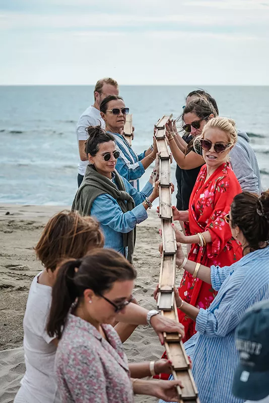 L'équipe Junot sur la plage lors d'un séminaire organisé par Junot