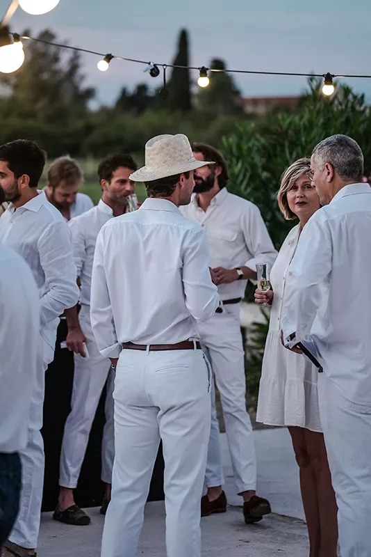 L'équipe Junot habillée en en blanc lors d'un séminaire Junot