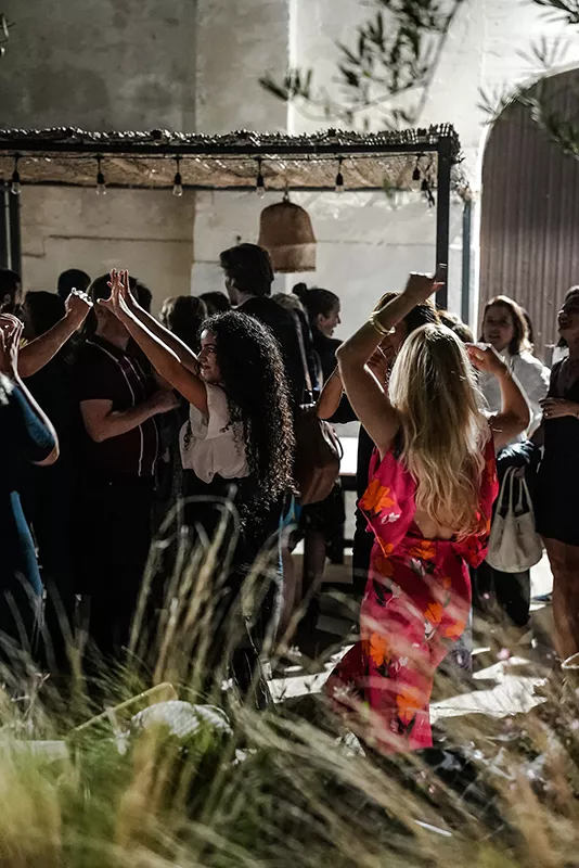 L'équipe Junot en train de danser lors d'un séminaire Junot