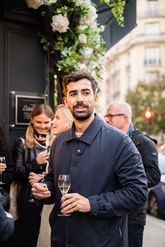 Un consultant Junot lors d'une soirée Junot dans une agence immobilière de luxe Junot