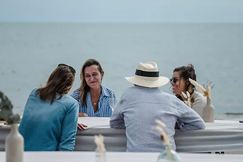 Equipe Junot en train de discuter sur la plage lors d'un séminaire Junot