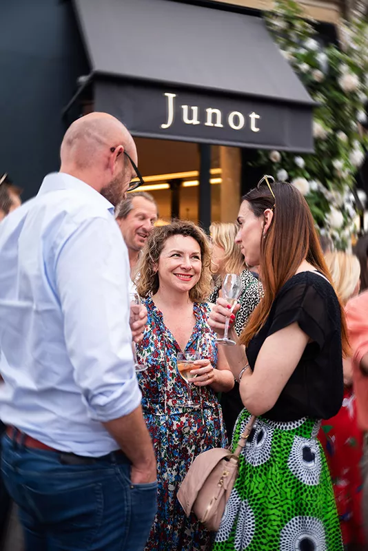 Trois consultants Junot en train de discuter devant une agence immobilière Junot